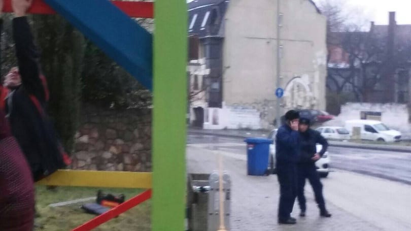 Elszállították a pécsi, Kutyapárt építette buszvárót