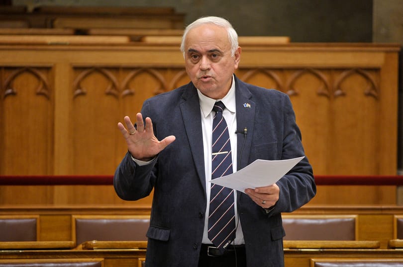 Újbuda polgármesterét is soron kívül oltották be