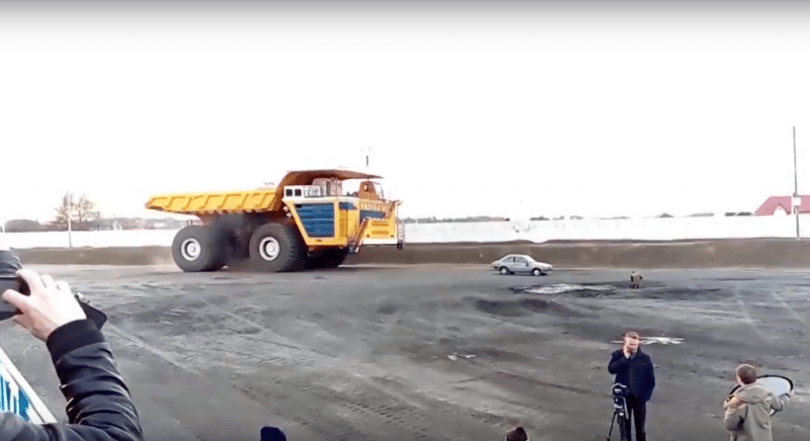 Fura egy teszt, amikor egy 450 tonnás teherautó áthajt egy személyautón – videó