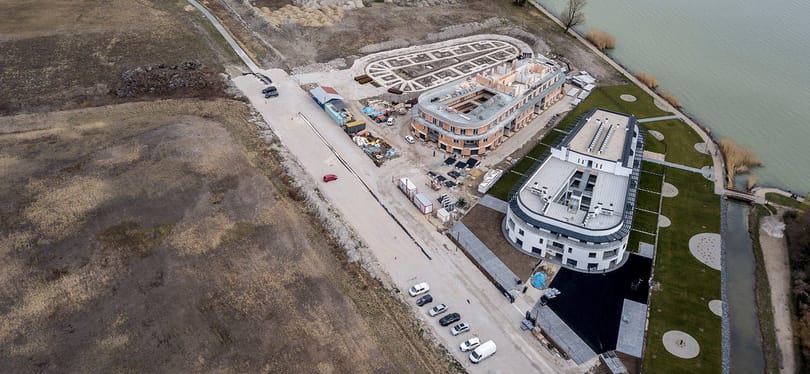 A járvány farvizén nyitottak utat Tiborcz-közeli beruházásoknak Keszthelyen