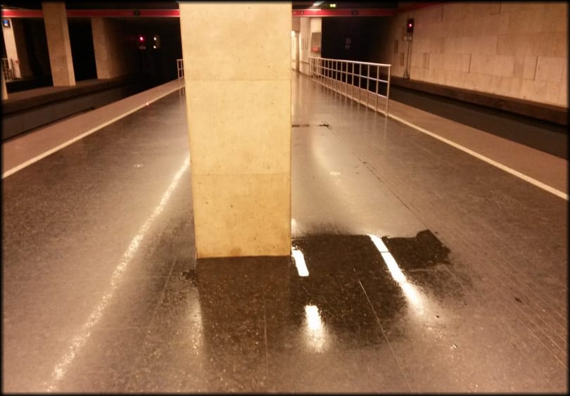 Vödrök a peronon: beáznak a metrók az esőözönben