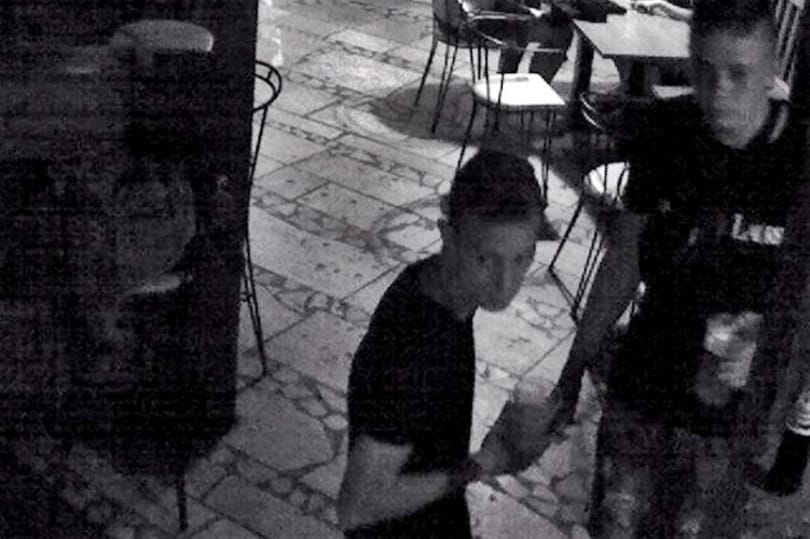 A rendőrség szerint ez a két alak lopott egy győri szórakozóhelyen
