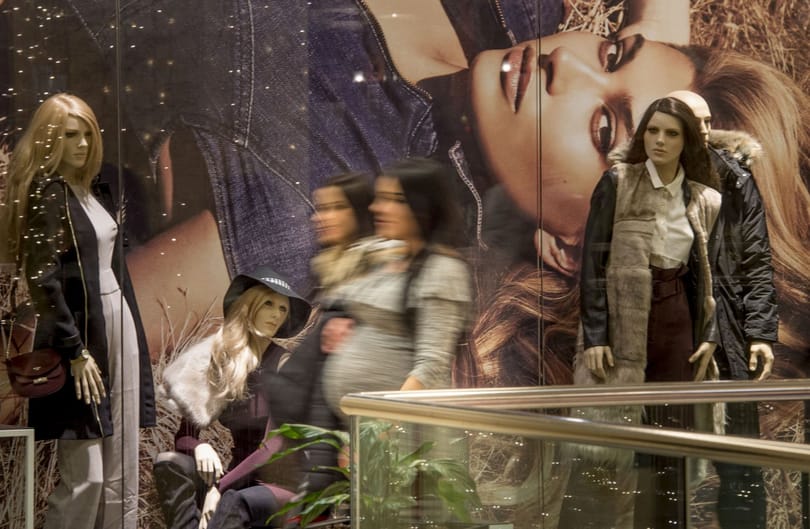 Dúl a divatháború: a luxus a plázába menekül