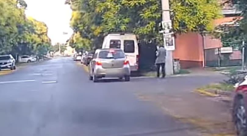 Érthetetlen tett Budapesten: megdobtak kocsiból vizes lufival egy gyalogost, majd nekicsapódtak egy furgonnak – videó