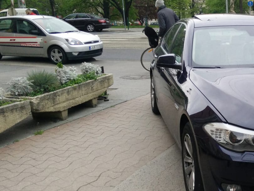 Nem, diplomata-BMW-vel sem szabad a bicikliúton parkolni - fotó