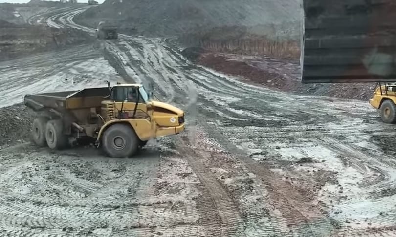 Így lehet driftelni egy 40 tonnás járművel – videó