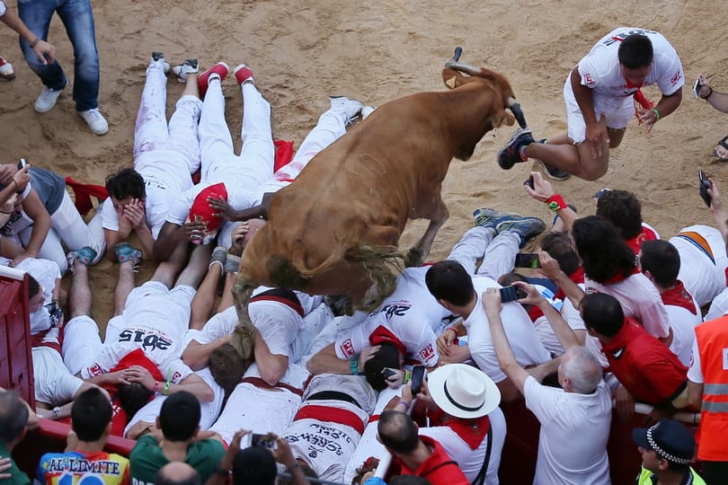 Pamplona: hónaljon döfött a bika egy amerikai férfit