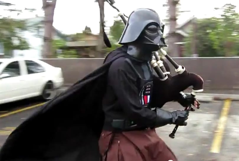 A nap videója: Darth Vader egykerekűn dudálja el a Birodalom nótáját