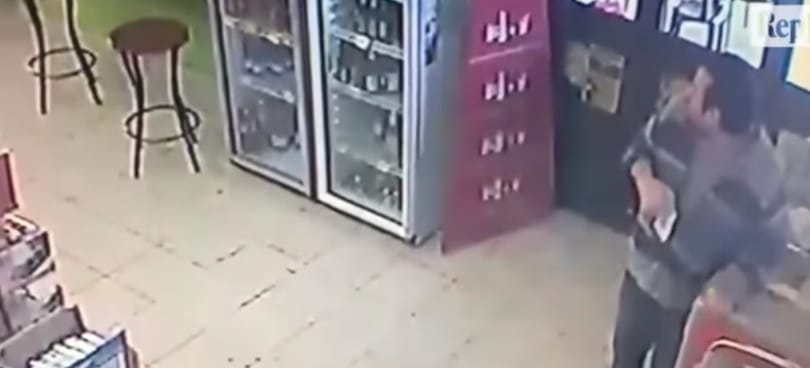 Kamera rögzítette, ahogyan kocsiból tüzel a bevándorlókra az olasz támadó