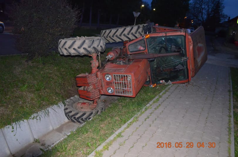 Fotók: Totál patthelyzetbe kormányozta járművét egy traktoros fiú