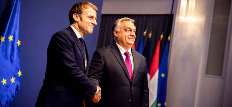 Munkavacsora keretén belül találkozik Orbán Macronnal