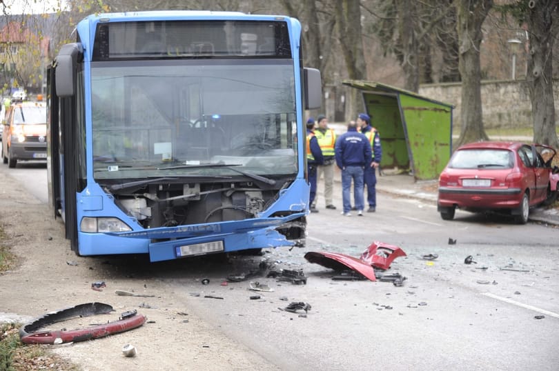 BKV-busz karambolozott Nagykovácsiban, csecsemő is súlyosan megsérült