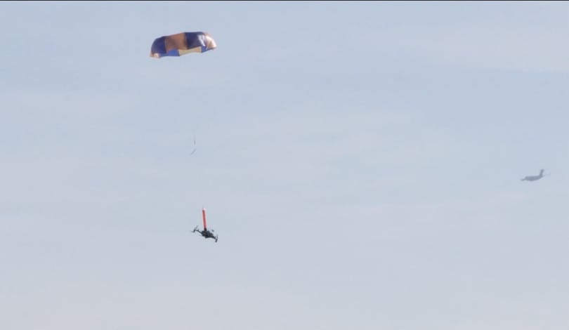 Egy remek ötlet: ejtőernyőt szerelnek a DJI drónjaira, hogy senkinek ne fájjon, ha ráesnek