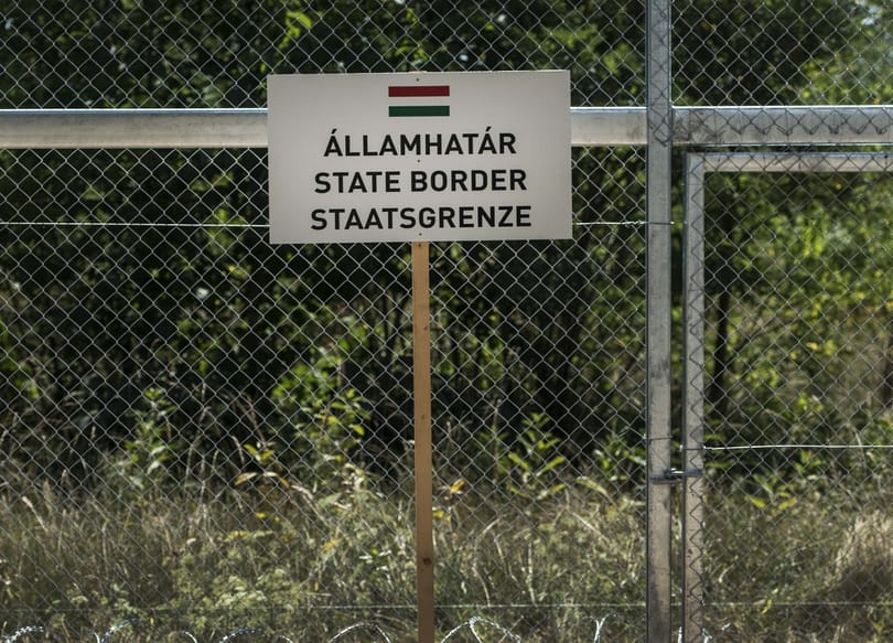 Lázár végig kettős határzárat akar, maradhat a drótakadály is