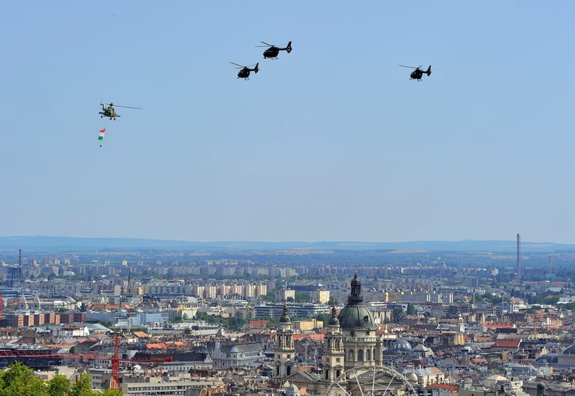 Ha Forma-1, akkor helikopterek: hiába ígérte meg egy cég, hogy nem a Belváros felett repül, a többiek nem változtattak az irányon