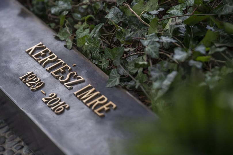 Schmidt Mária is ott volt Kertész Imre síremlékének avatásán – fotó