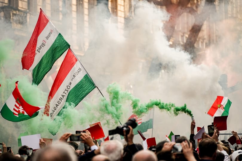 Becsontosodott Orbán, középmagyar Péter, és Travolta-Karácsony - a március 15-i rendezvények fő tanulságai