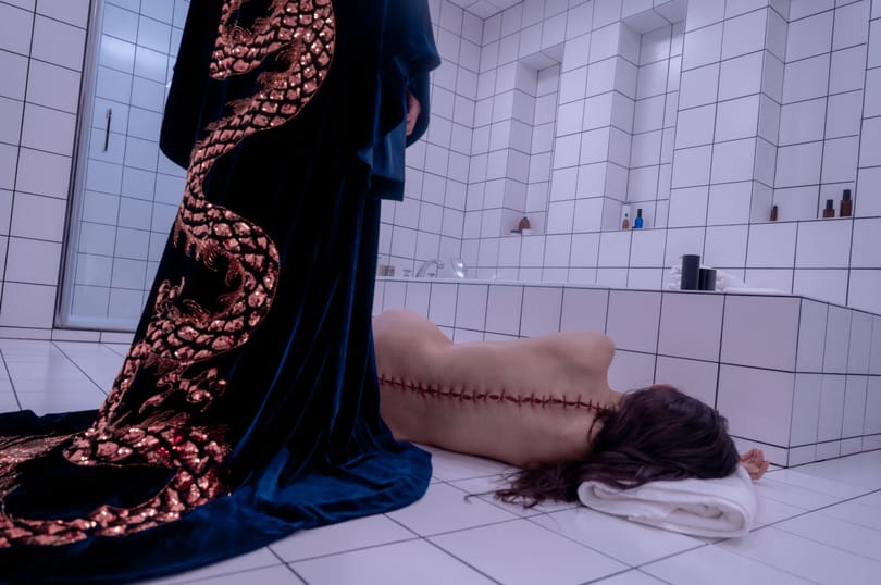 „Beteg és sokkoló”: itt van Demi Moore nagydíjas testhorrorjának előzetese