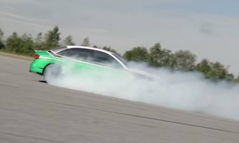210 km/h-val tolatva: egy villanyautó ezúttal így gyorsulta le a Porsche 911-et – videó