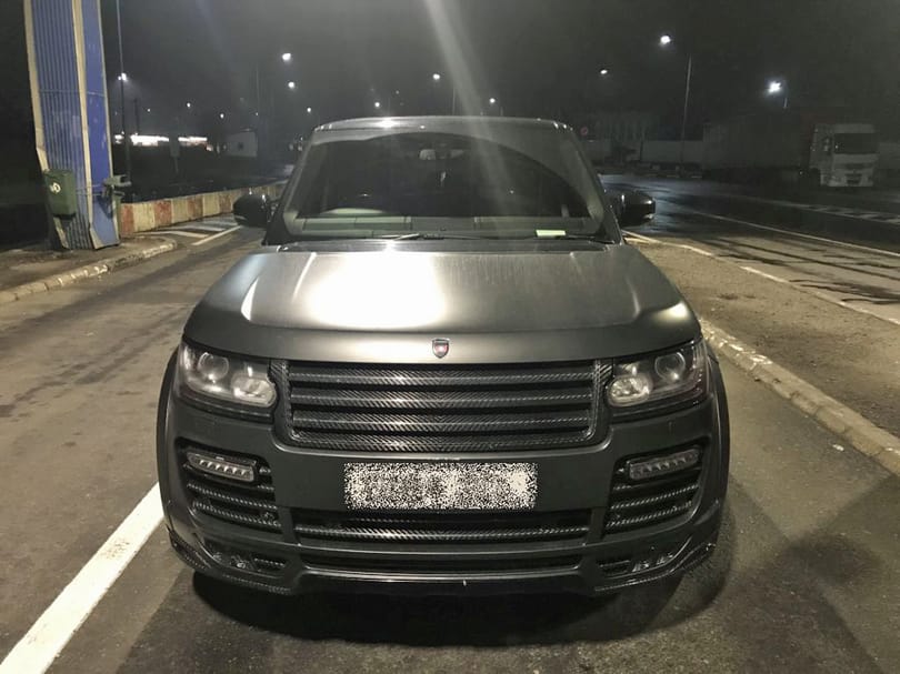 Lopott, teljesen egyedi tuningolt Range Rover akadt fenn Nagylakon