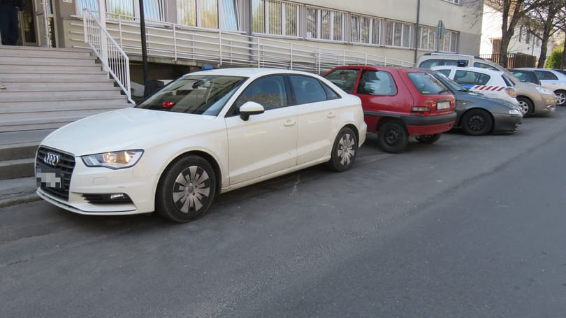 Civilnek látszó felderítő autókkal vadászik a rendőrség a szabálytalankodókra - fotók