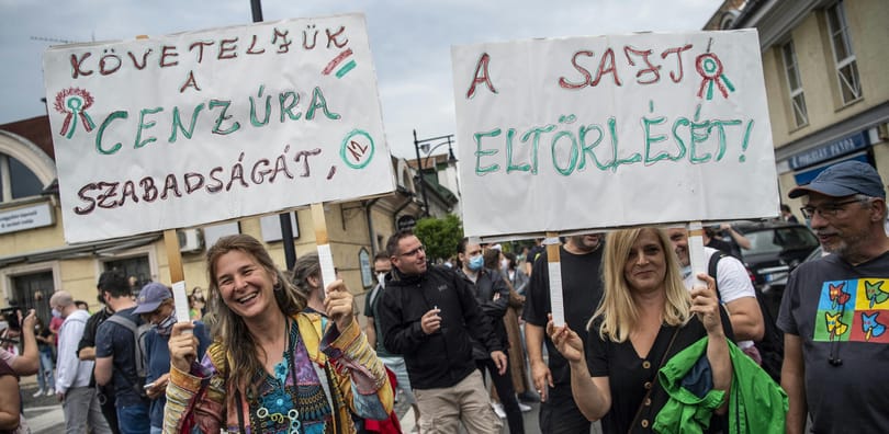 A jogászok még izzadnak, hogyan büntethetik a szabad sajtót, a megfélemlítés viszont már hat