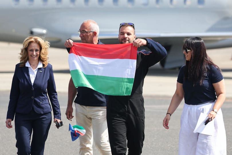 Mosolyogva, nemzeti lobogót lengetve ünnepelte hazatérését Kapu Tibor a Ferihegyen - fotók