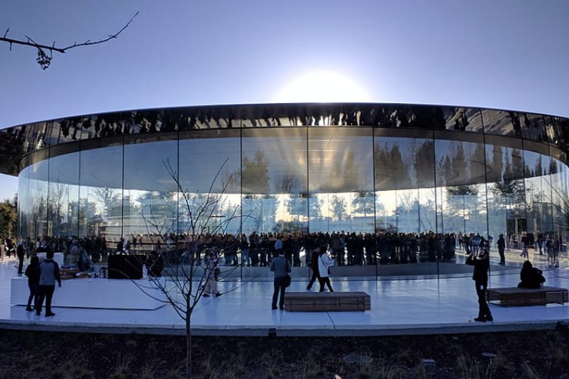 Állítólag összehívták a top 100 vezetőt az Apple-nél, hogy megmutassák nekik a nagy újdonságot