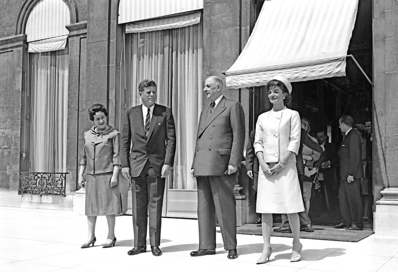 Ráállt és belerúgott: meggyalázták de Gaulle sírját