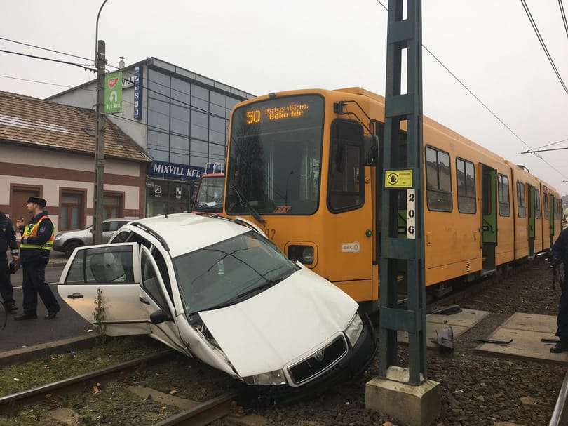 Autót gyűrt maga alá az 50-es villamos az Üllői úton - fotó