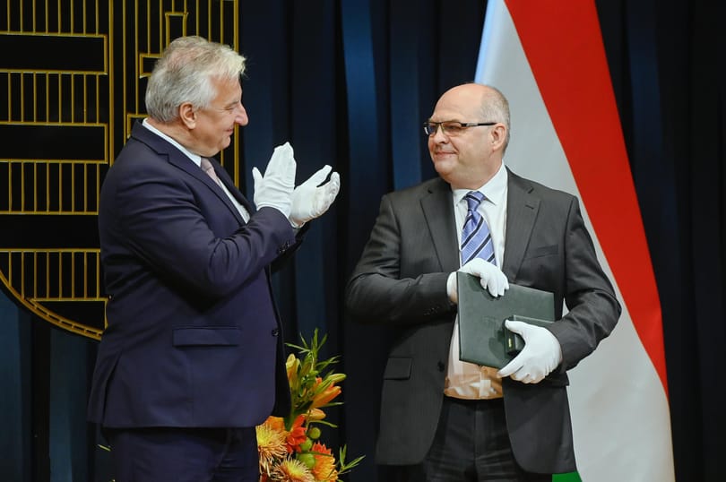 Lovagkeresztet kapott a Hír Tv tévéostromos riportere, és az MTI volt igazgatója