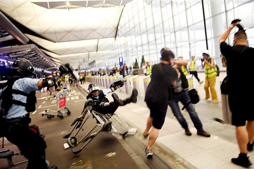 Hongkongban már a rendőrt ütik a saját gumibotjával