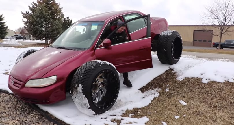 A nap videója: így küzd meg a hóval a gigantikus kerekekkel felszerelt Honda Accord