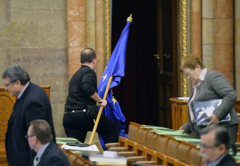 Nem illik a parlament arculatába az EU-s zászló?