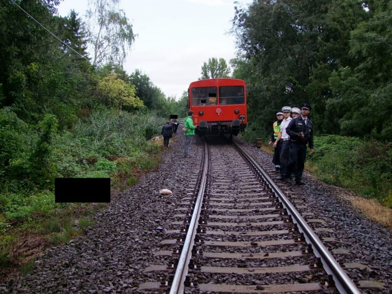 Pórázt próbált kipiszkálni a sínek közül a 91 éves néni, amikor halálra gázolták (fotókkal)