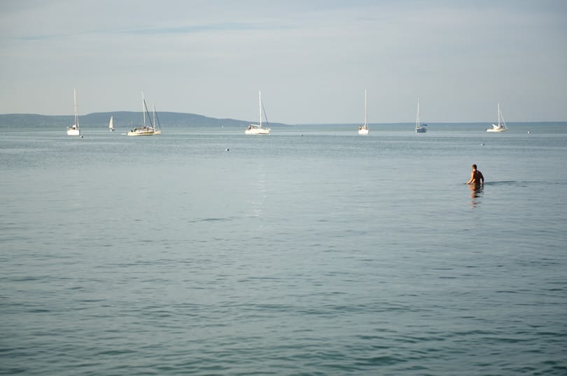 Közterületre akarnak magánkikötőt építeni a Balatonon