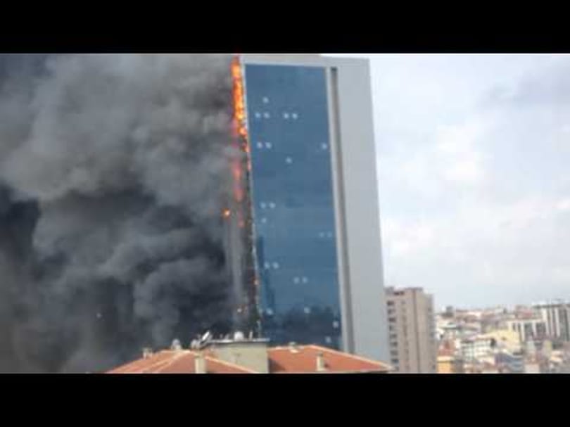 Kigyulladt egy toronyház Isztambulban - videó