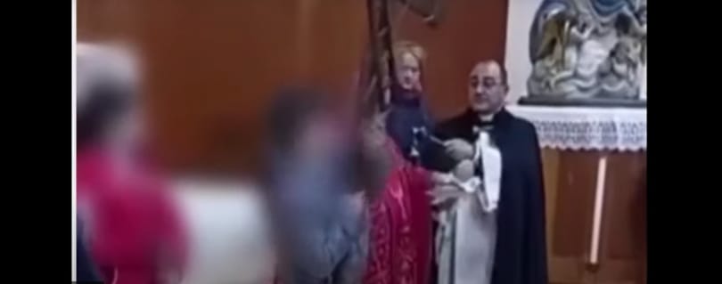 Miséző papot talált fejbe a kereszttel egy ügyetlen ministráns Olaszországban – videó