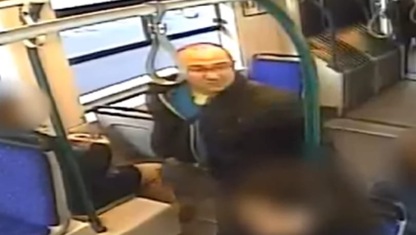 Ismeri ezt a férfit? Ő ütötte meg a villamosvezetőt a Móriczon