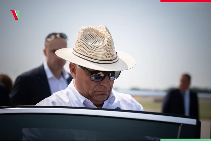 Napszemüveg, szalmakalap, laza ing – megérkezett Orbán Viktor Tusványosra