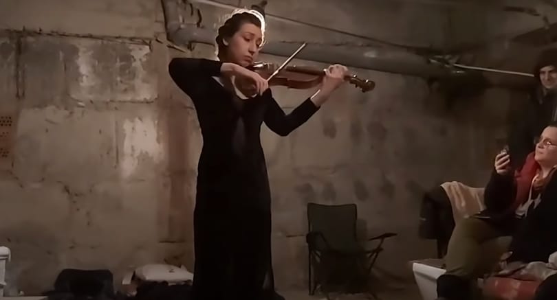 Óvóhelyen zenél a harkivi hegedűművész: „Néhány másodpercre elfelejtik a háborút”