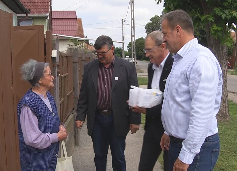 Maszk nélkül adott át csomagot időseknek a fideszes politikus