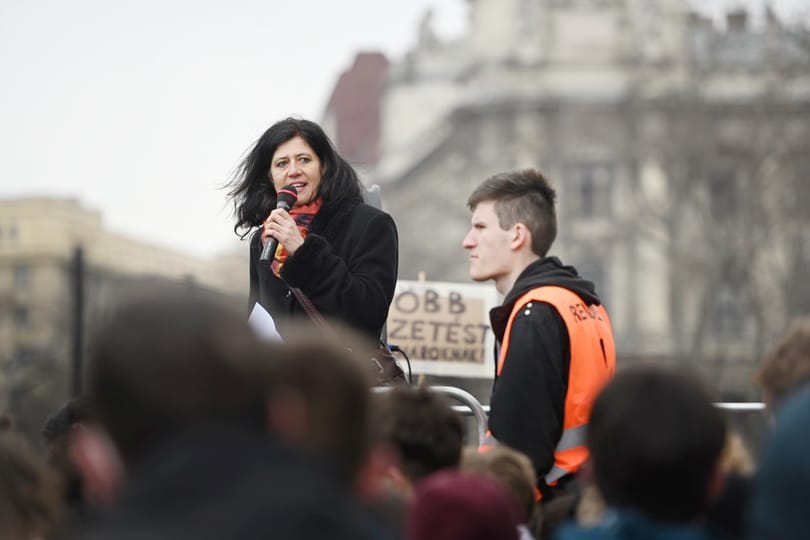 Berg Judit a diákok szolidaritási tüntetésén: A közoktatás gyakorlatilag összeomlott, nincs idő várni