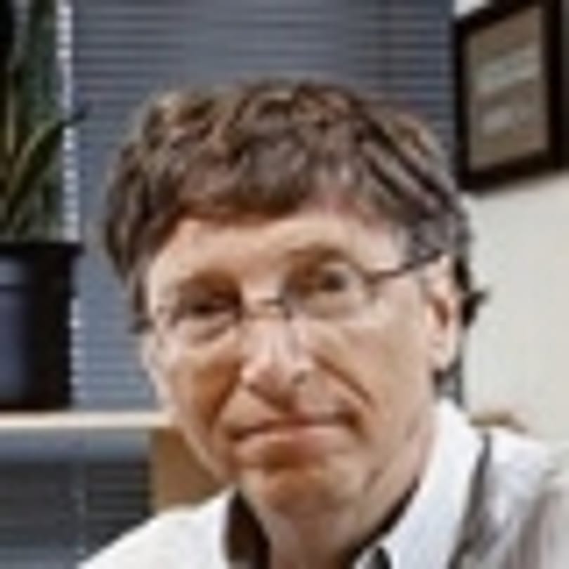 Bill Gates irodája - három monitort és Outlookot használ 