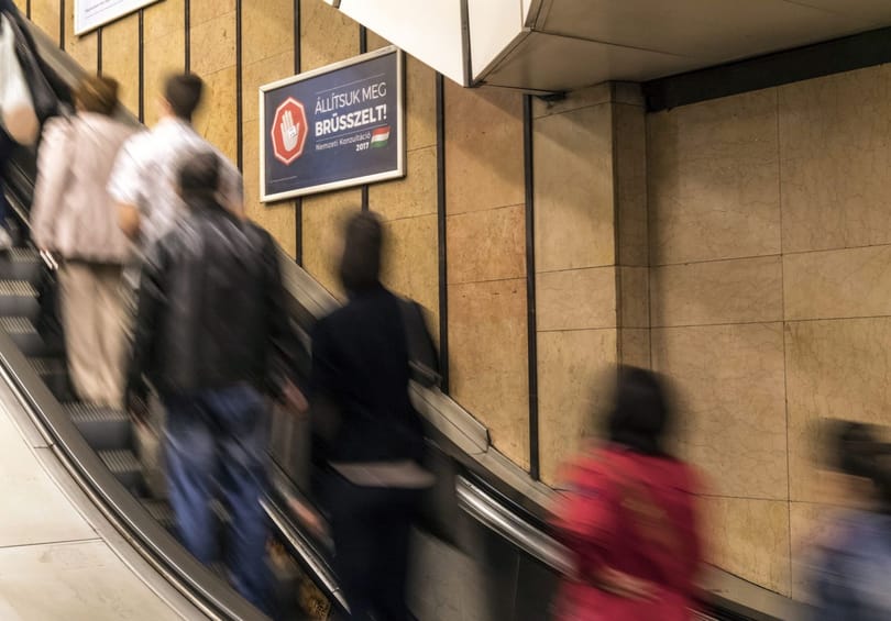 Elbüszkélkedett a kormány a nemzeti konzultálók számával