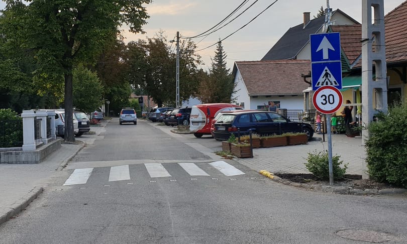 Autó takarásából kilépő diákot gázoltak el Solymáron