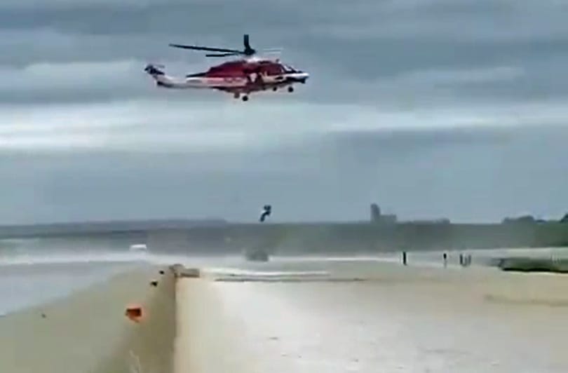 Tengeri mentéseknél látni ilyen helikopteres jeleneteket, mint most az olasz autópályákon – videó 