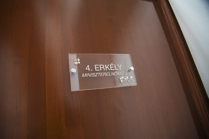 Orbán sajtófőnöke: Nem a Miniszterelnökségé a Miniszterelnökség feliratú felcsúti páholy