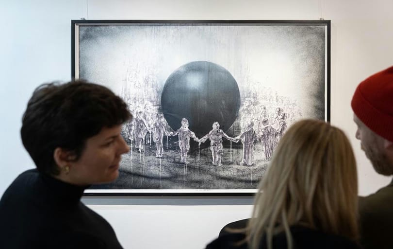 Ámulatba ejtő kiállítás nyílt Szűcs Attila grafikáiból