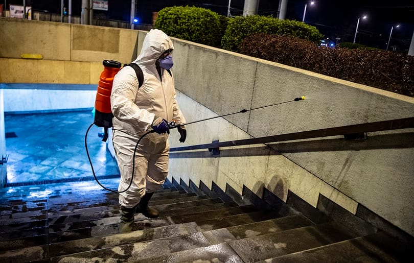 Mi ez a fehéren habzó szer, amivel fertőtlenítik a járdákat Budapesten?